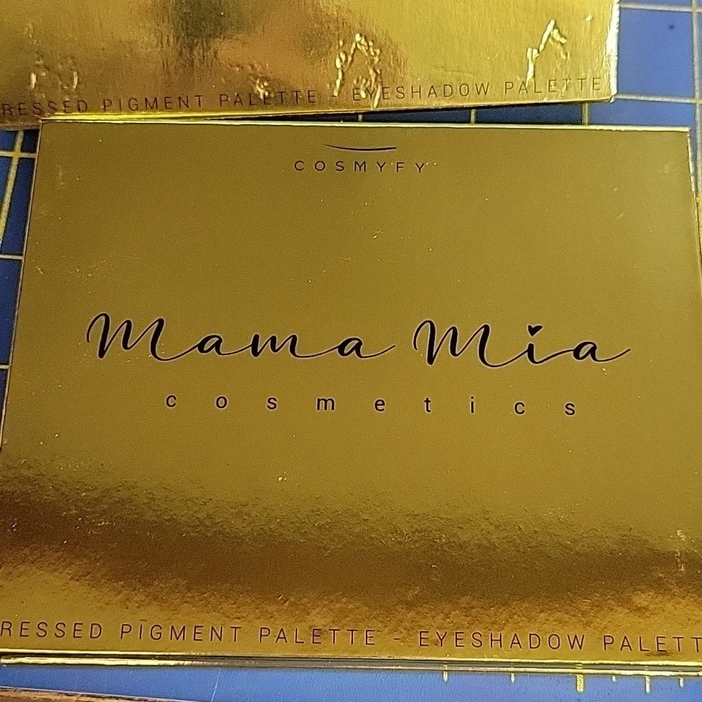 Mama Mia Pressed Pigment Eyeshadow Palette - Multicolor Light Up Mirror New